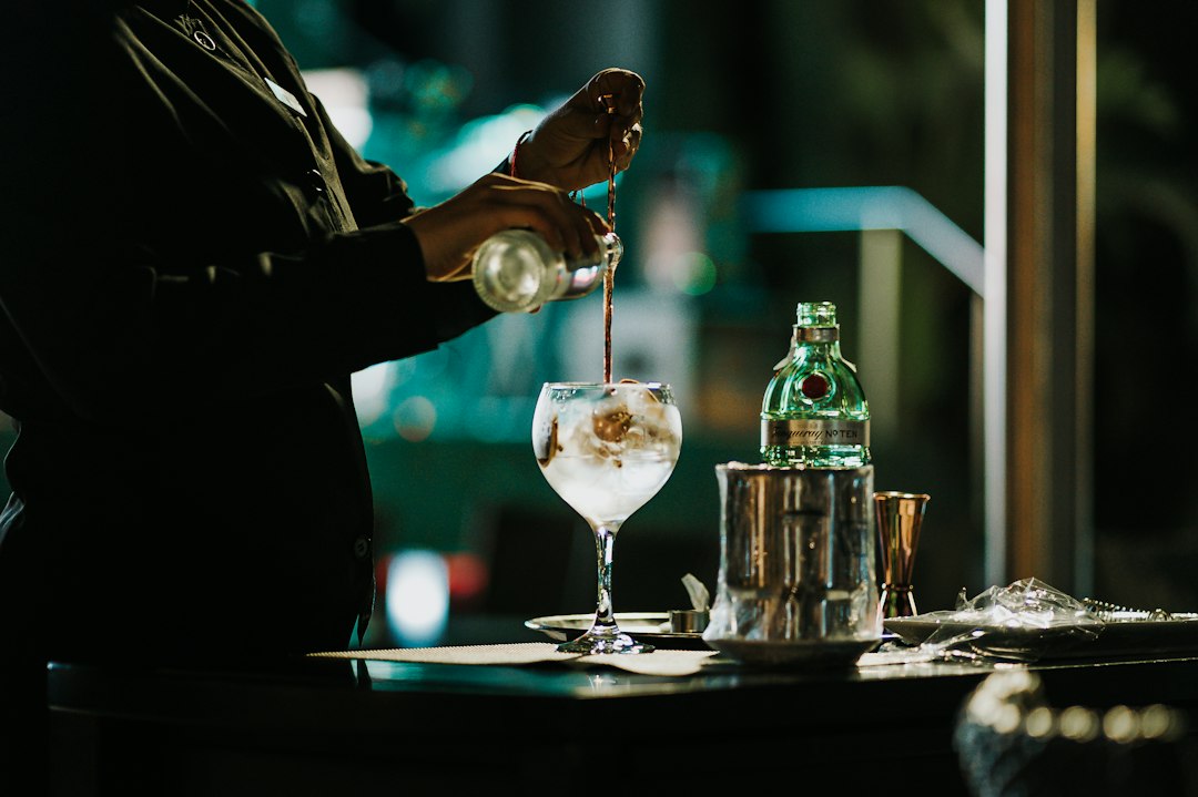 Zdjęcie poglądowe: barman przygotowujący koktajl