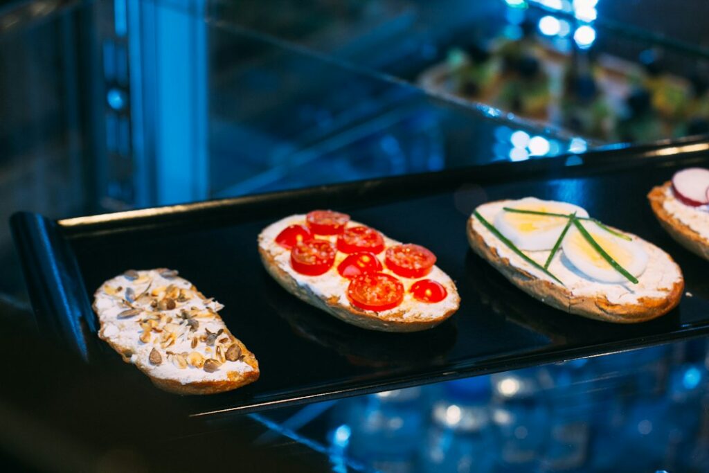 Zdjęcie poglądowe: małe przekąski finger food na talerzu