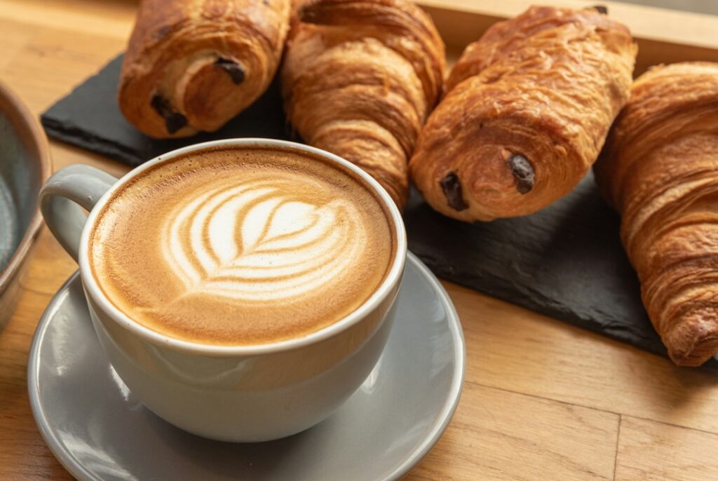 Zdjęcie poglądowe: kawa i croissanty na przerwę kawową